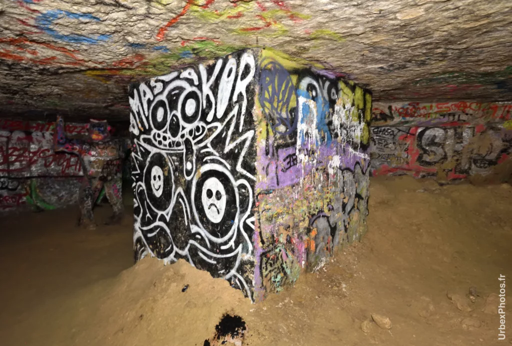 Colonne graffée dans la salle la plage