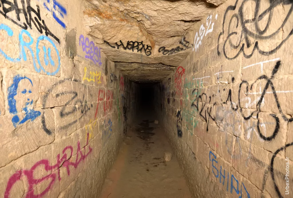 Une galerie dans les catacombes