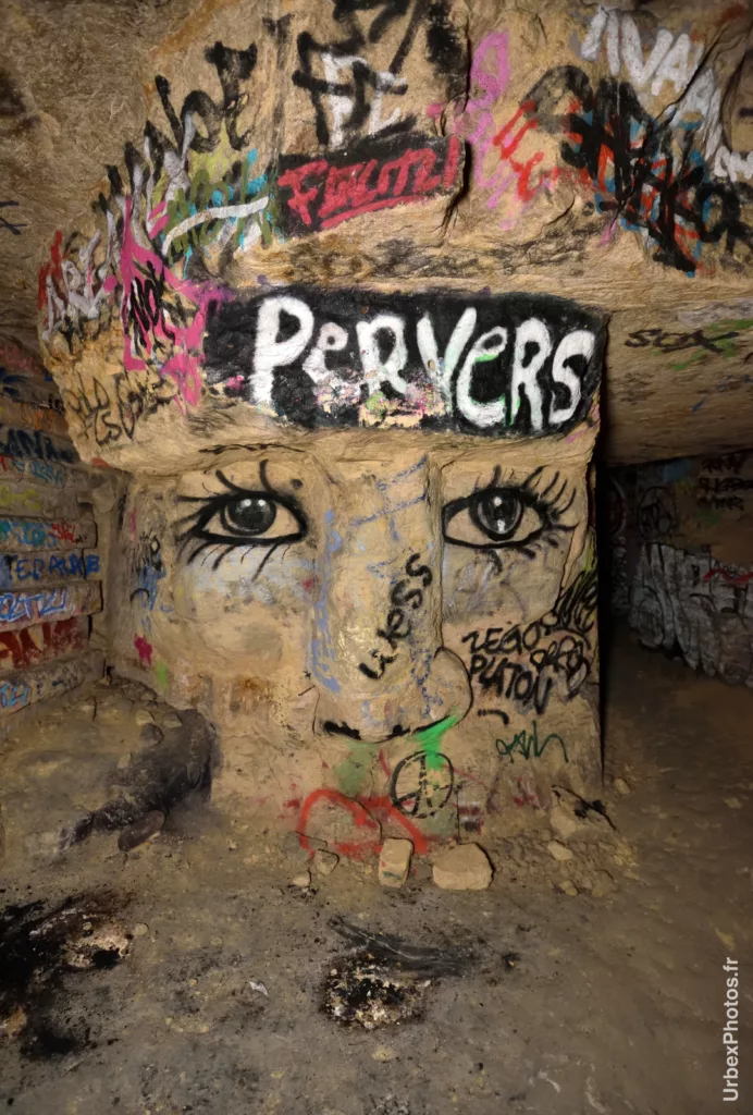 Photo urbex d'un visage sculpté dans les catacombes interdites de Paris