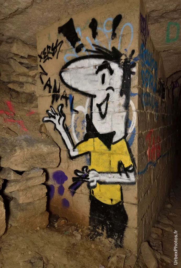 Graffiti d'un homme en chemise jaune