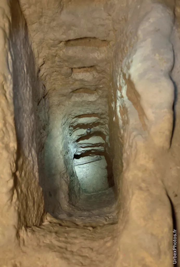 Photo urbex d'un fémur géant au fond d'un puits dans les catacombes interdites de Paris