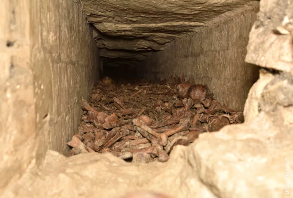 Photo urbex d'une galerie recouverte d'ossements dans les catacombes interdites de Paris