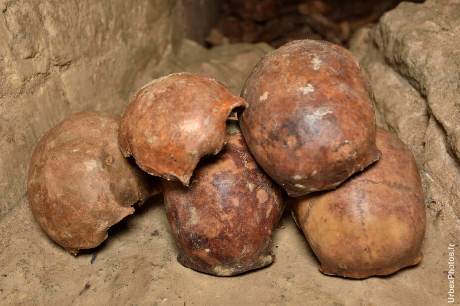 Photo urbex du gros plan de crânes dans les catacombes interdites de Paris