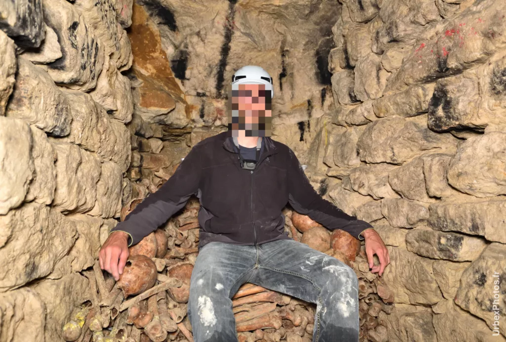Photo urbex de l'auteur anonymisé du site sur le trône d'os dans les catacombes interdites de Paris