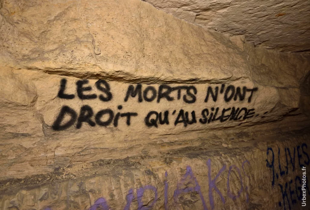 Texte sur un mur : "Les morts n'ont droit qu'au silence"