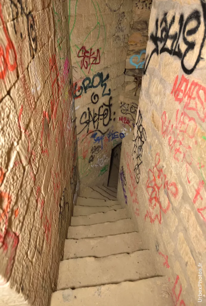 Escalier descendant vers une galerie inférieure