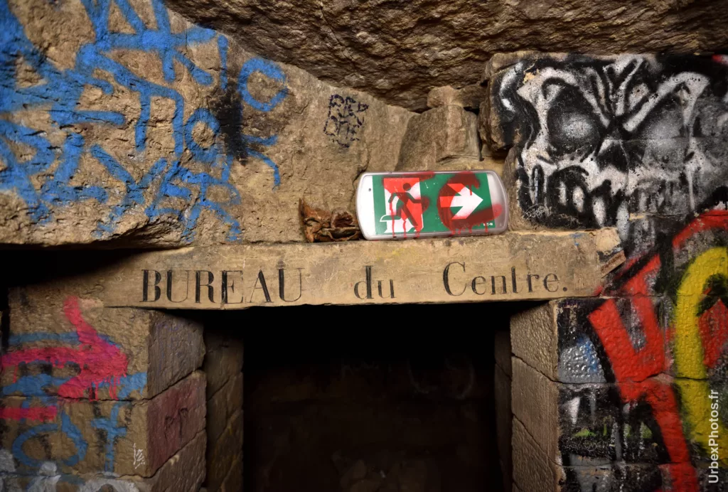 Photo urbex devant la petite salle appelée le Bureau du Centre dans les catacombes interdites de Paris