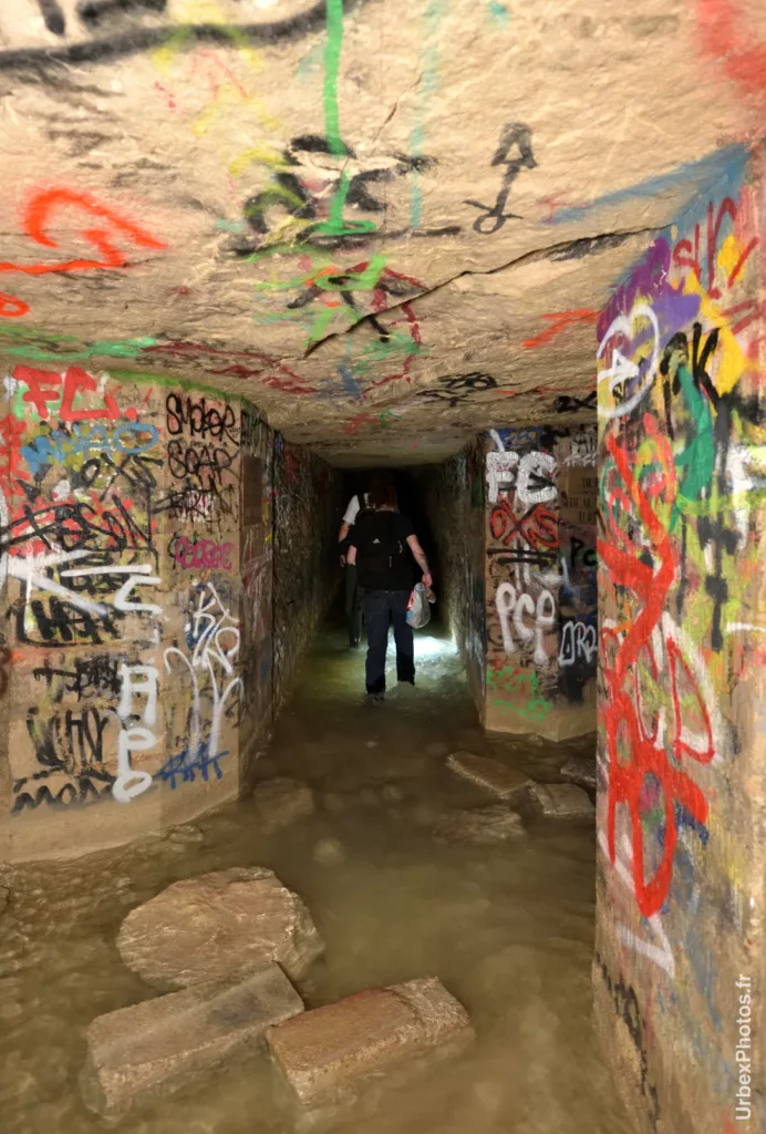 Photo urbex d'une galerie inondée dans les catacombes interdites de Paris