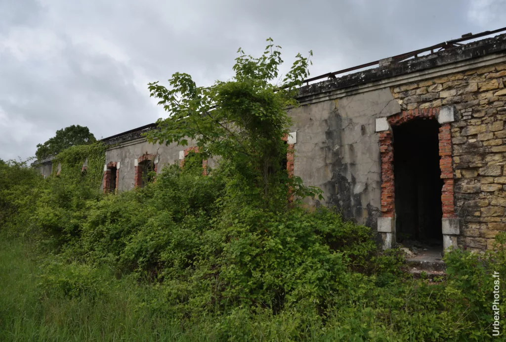 Caserne extérieure du Fort Molasar