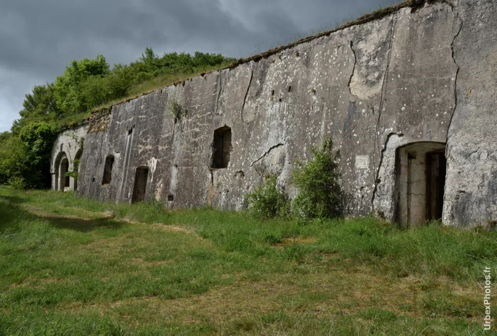 Extérieur du casernement de gorge du Fort Molasar