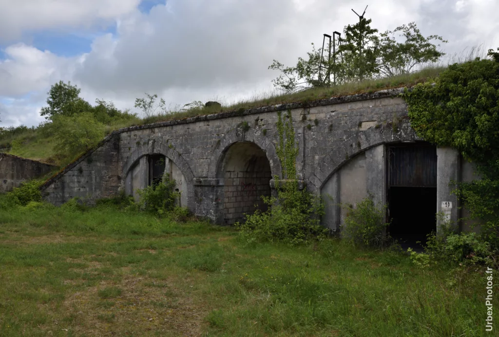Extérieur du casernement de gorge du Fort Molasar