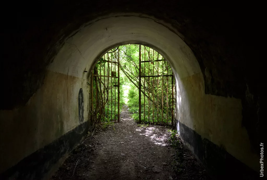 Photo urbex d'une entrée de traverse abri du Fort Molasar