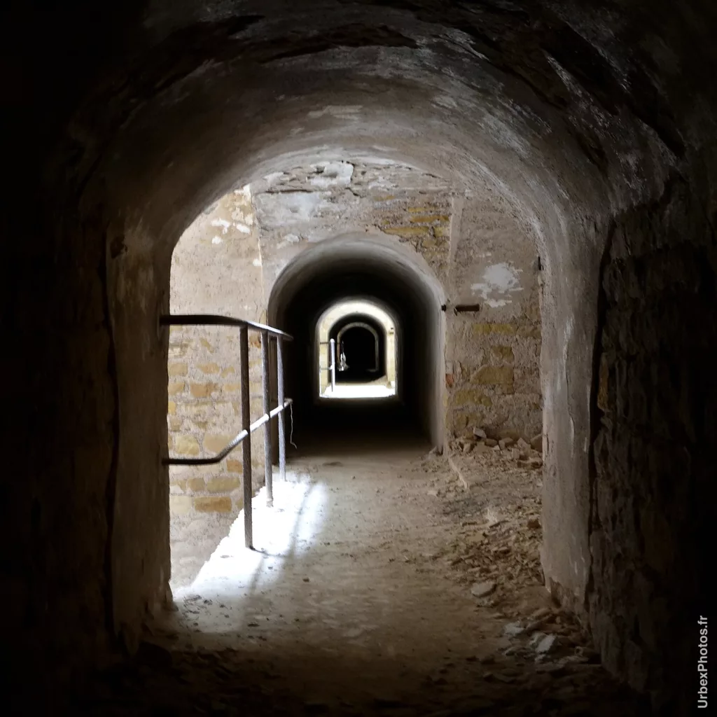 Gaine de communication latérale au-dessus du casernement de temps de paix du Fort Molasar