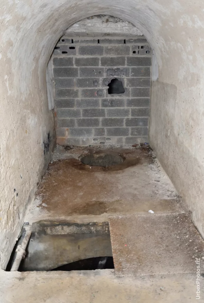 Citerne et accès à l'observatoire cuirassé et à la tourelle de 75 mm du Fort Molasar