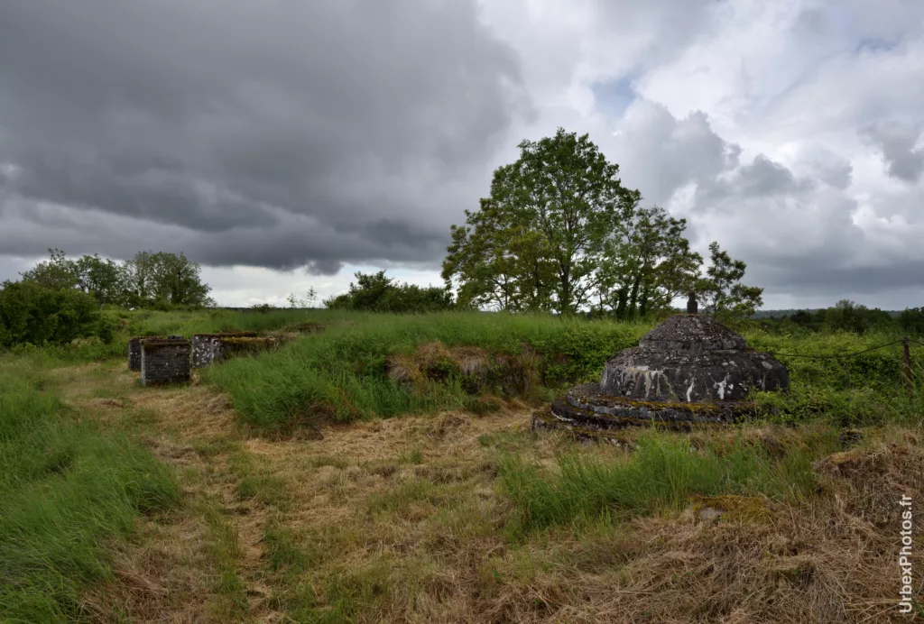 Au-dessus du casernement de temps de paix du Fort Molasar
