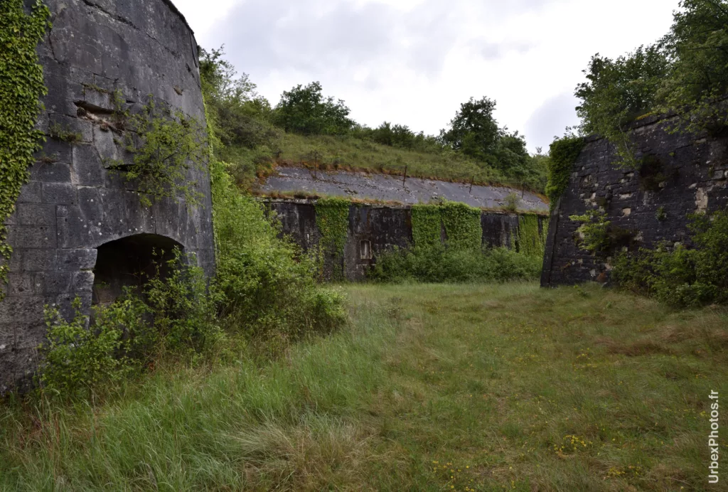 Caponnière de gorge et casernement de temps de guerre du Fort Molasar