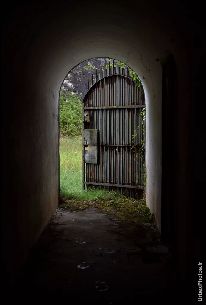 Depuis l'intérieur du casernement de temps de guerre du Fort Molasar