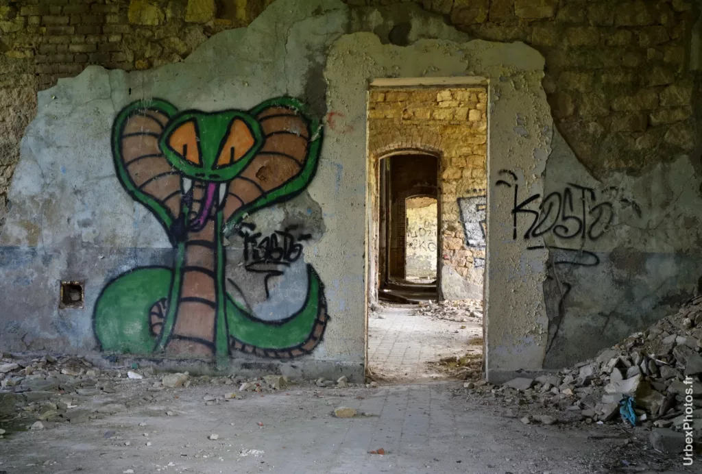 Intérieur de la caserne extérieure du Fort Molasar