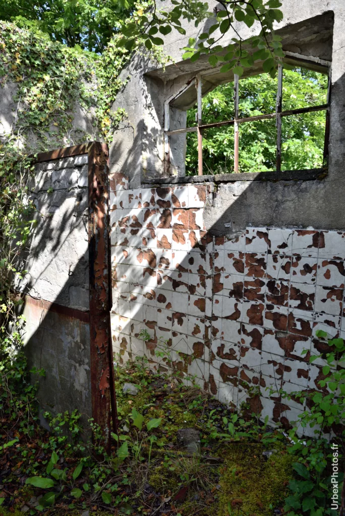 Latrines de la caserne extérieure du Fort Molasar