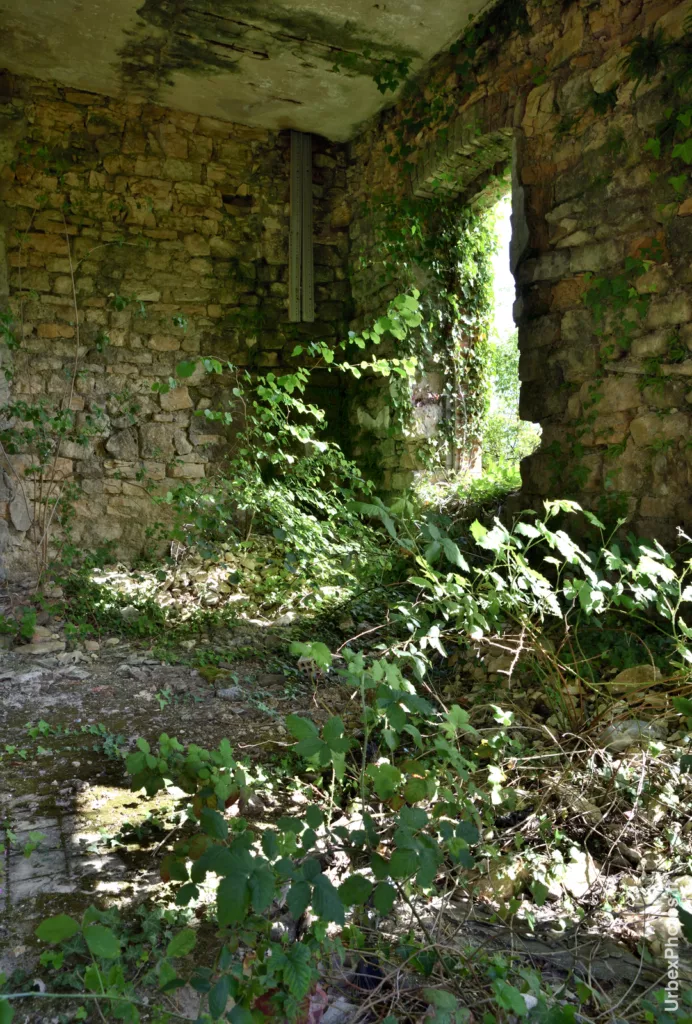 Intérieur de la caserne extérieure du Fort Molasar