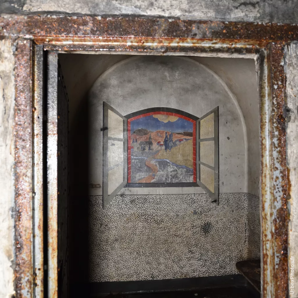 Photo urbex de la peinture murale d'une fenêtre dans une pièce borgne du Fort Giger en Lorraine