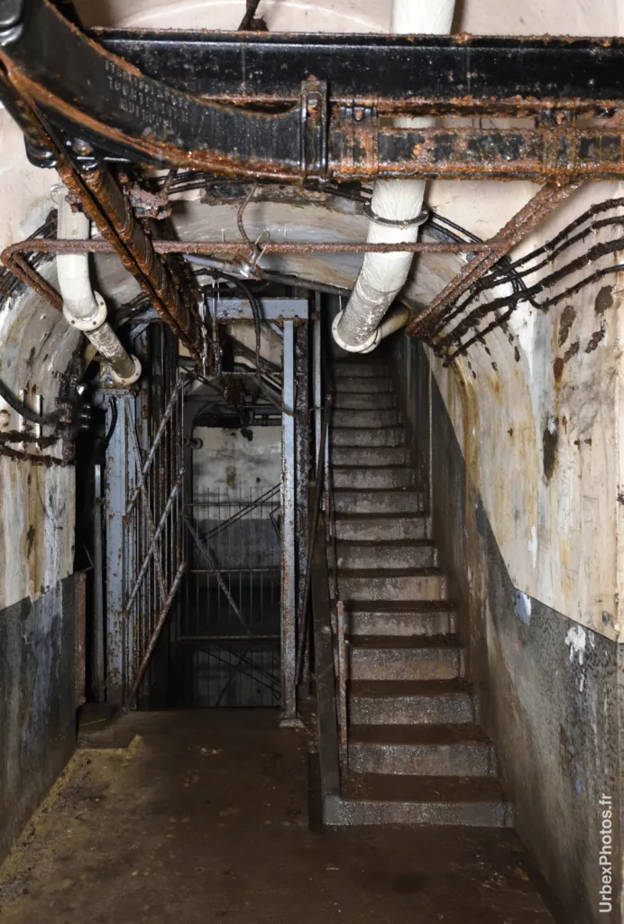 Photo urbex d'un ascenseur et d'un escalier menant vers un bloc de combat du Fort Giger en Lorraine