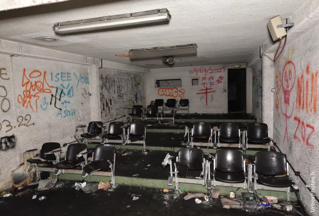 Photo urbex de l'une des salles du poste de commandement de guerre du Fort Giger en Lorraine