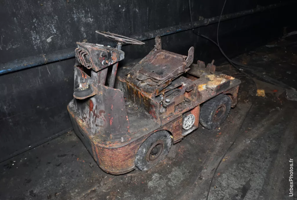 Photo urbex d'une voiturette électrique du Fort Giger en Lorraine
