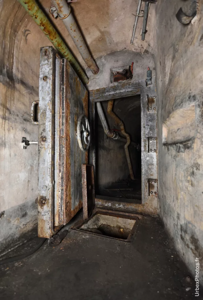 Porte blindée menant vers les égouts