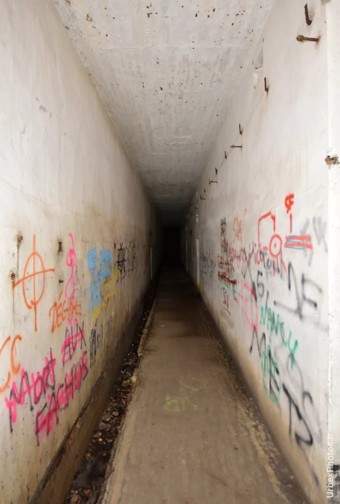 Couloir aux inscriptions fascistes et antifascistes