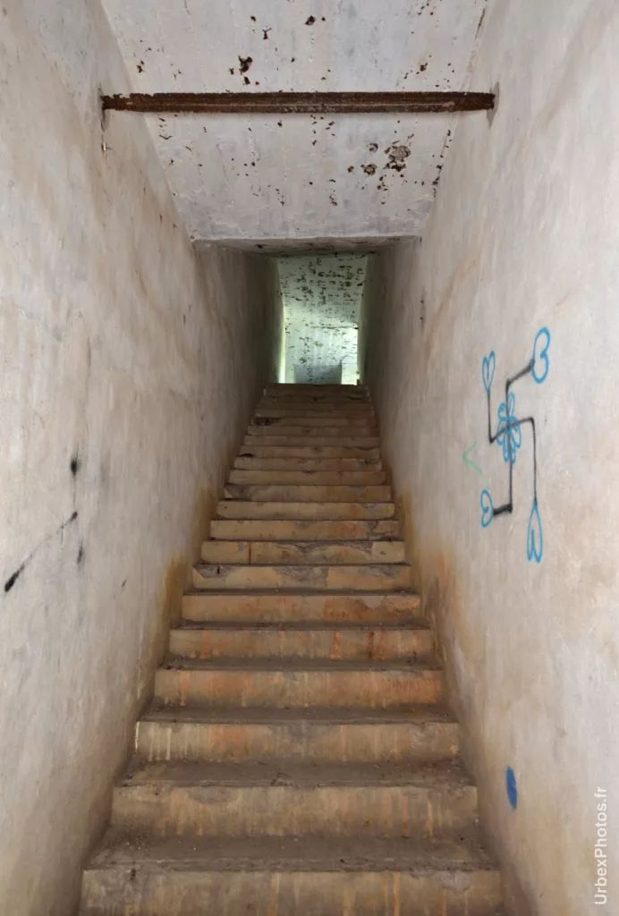 Escalier avec une croix gammée ornée de coeurs