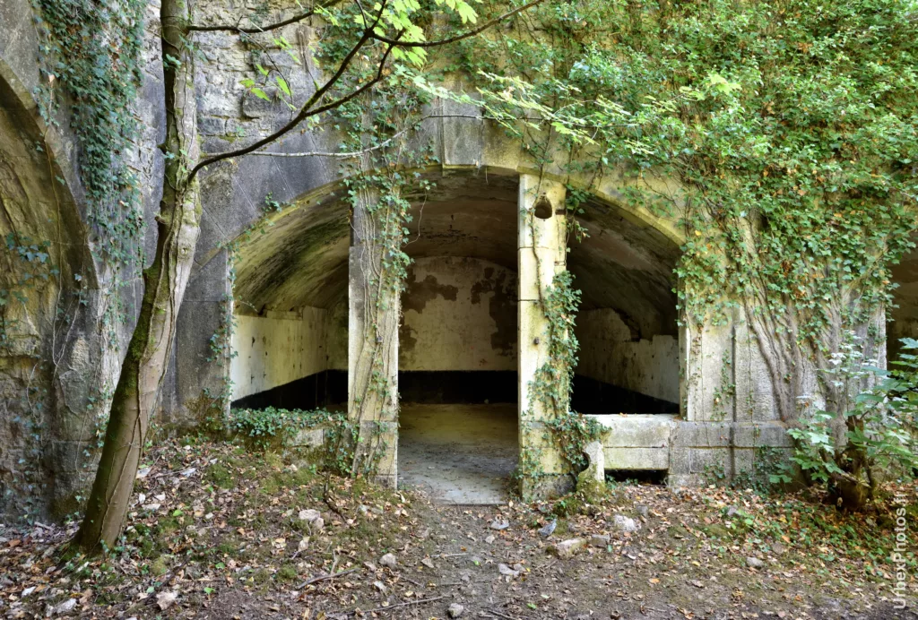 Photo urbex depuis une cour intérieure du Fort Blitz en Lorraine