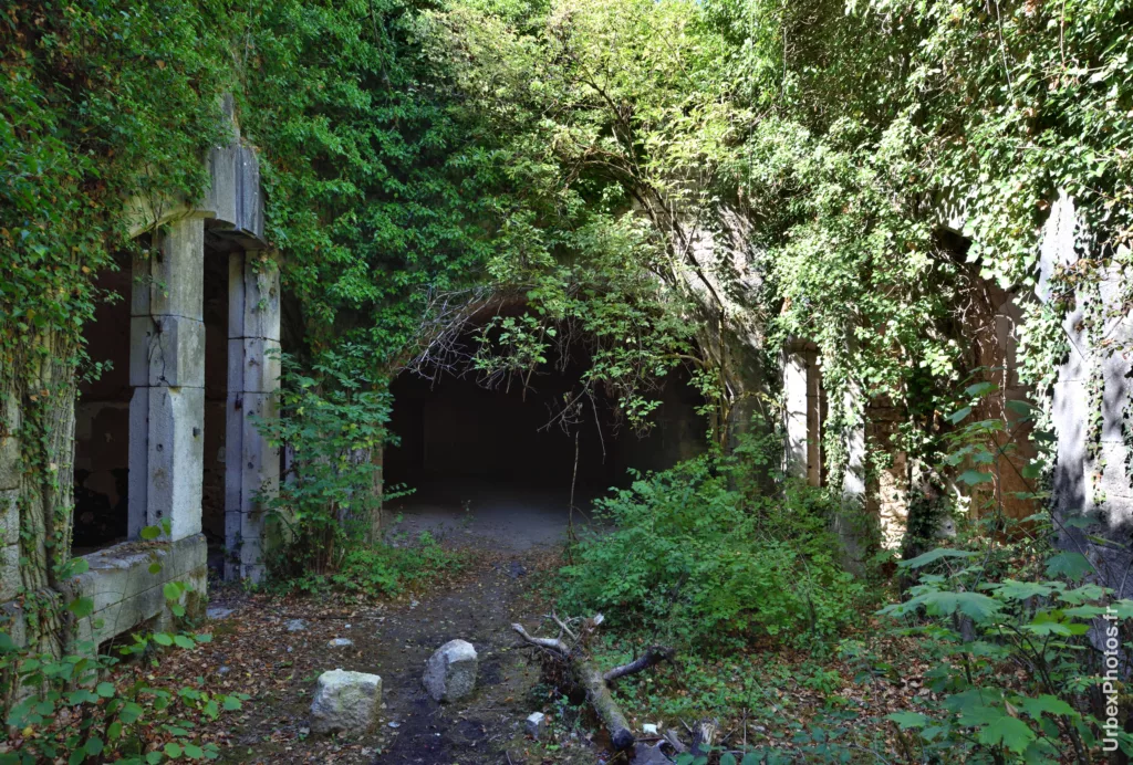 Photo urbex depuis une cour intérieure du Fort Blitz en Lorraine