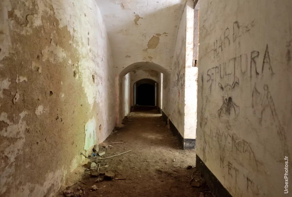 Dans un couloir avec Sepultura gravé sur un mur