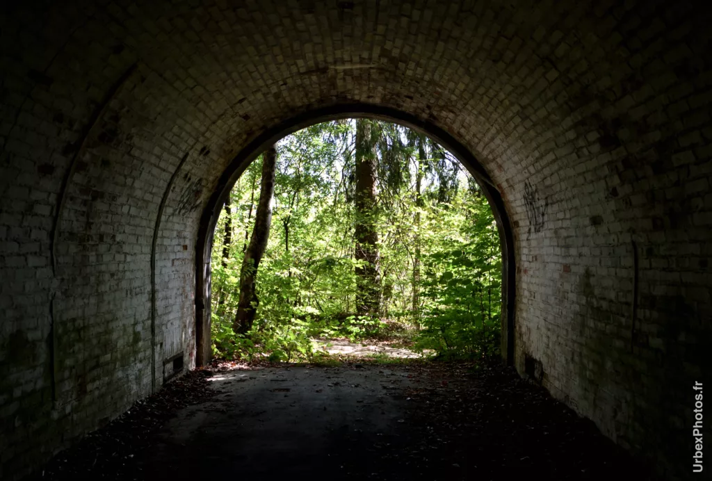 Vue depuis l'entrée de la batterie cuirassée
