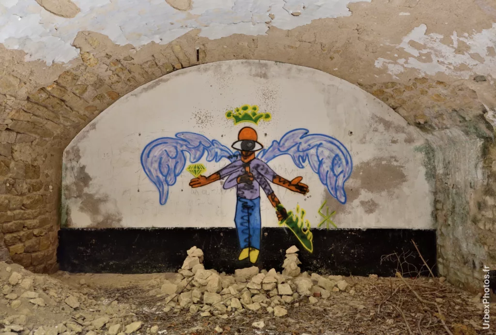 Graffiti d'une personne avec des ailes d'ange et un seul oeil
